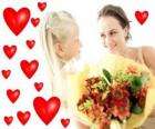 Κορίτσι με ένα μπουκέτο λουλούδια για τη μητέρα του και κόκκινες καρδιές